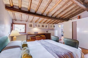 1 habitación, tabla de planchar con plancha, wifi y ropa de cama