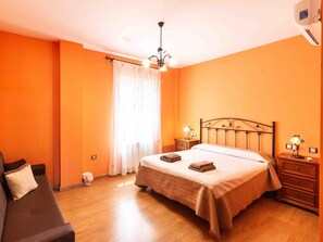 6 slaapkamers, een strijkplank/strijkijzer, internet, beddengoed