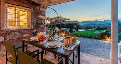 Typical Tuscan house: fenced garden 1000 Sqm, Air conditioning, pool, Views,