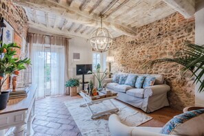 Una televisión, una chimenea, libros