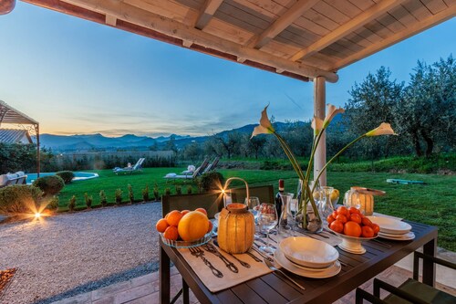 Typical Tuscan house: fenced garden 1000 Sqm, Air conditioning, pool, Views, 