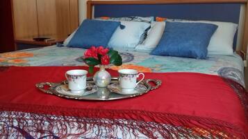 2 bedrooms, iron/ironing board, internet, bed sheets