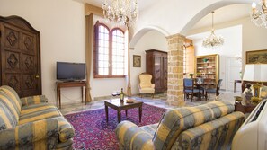 Smart-TV, Bücher, Arbeitsbereiche