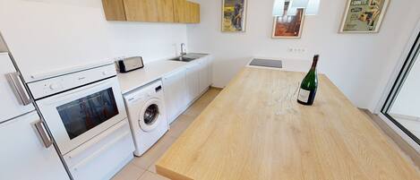 Geladeira, micro-ondas, fogão, cooktop