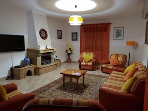 Smart TV, fireplace, books, stereo