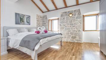 3 bedrooms, desk, iron/ironing board, free WiFi