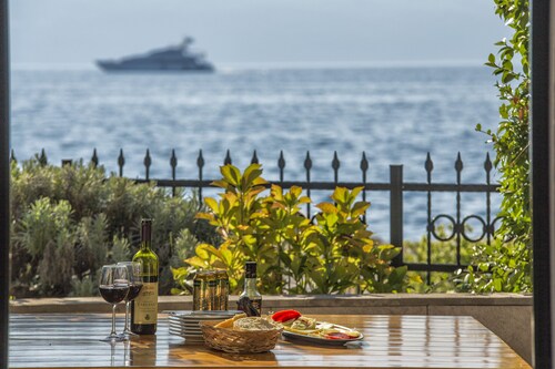 Villa Ruza, Donja Lastva. Seafront House.