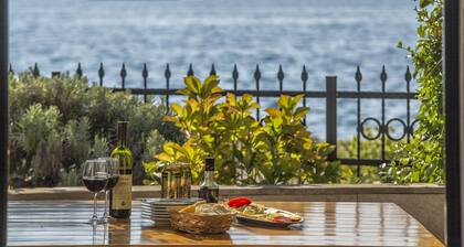 Villa Ruza, Donja Lastva. Seafront House.