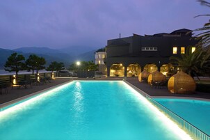 Una piscina al aire libre de temporada