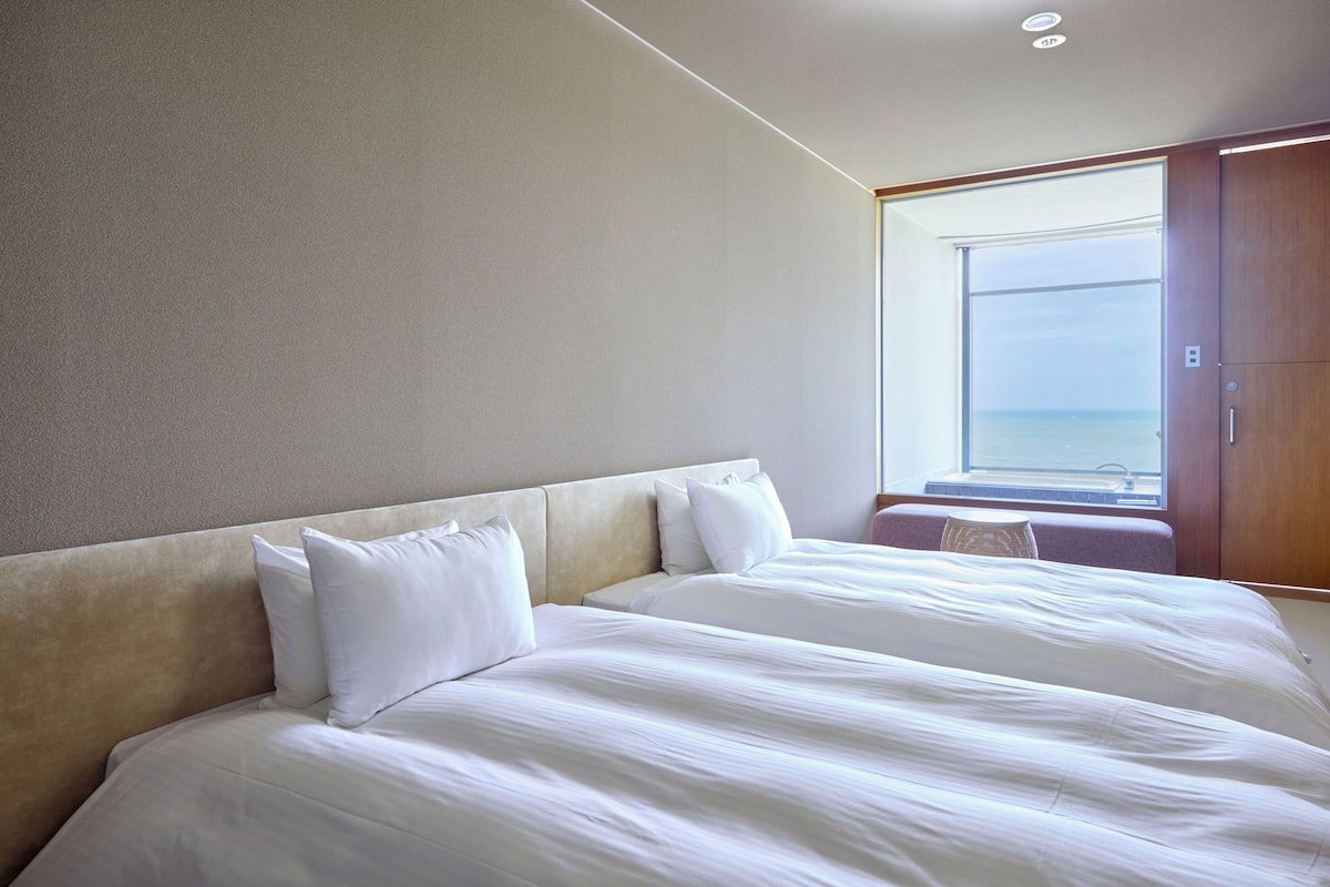 Beachfront Bath Japanese Twin Room, Non Smoking | 1 bedroom, in-room safe, soundproofing, free WiFi
