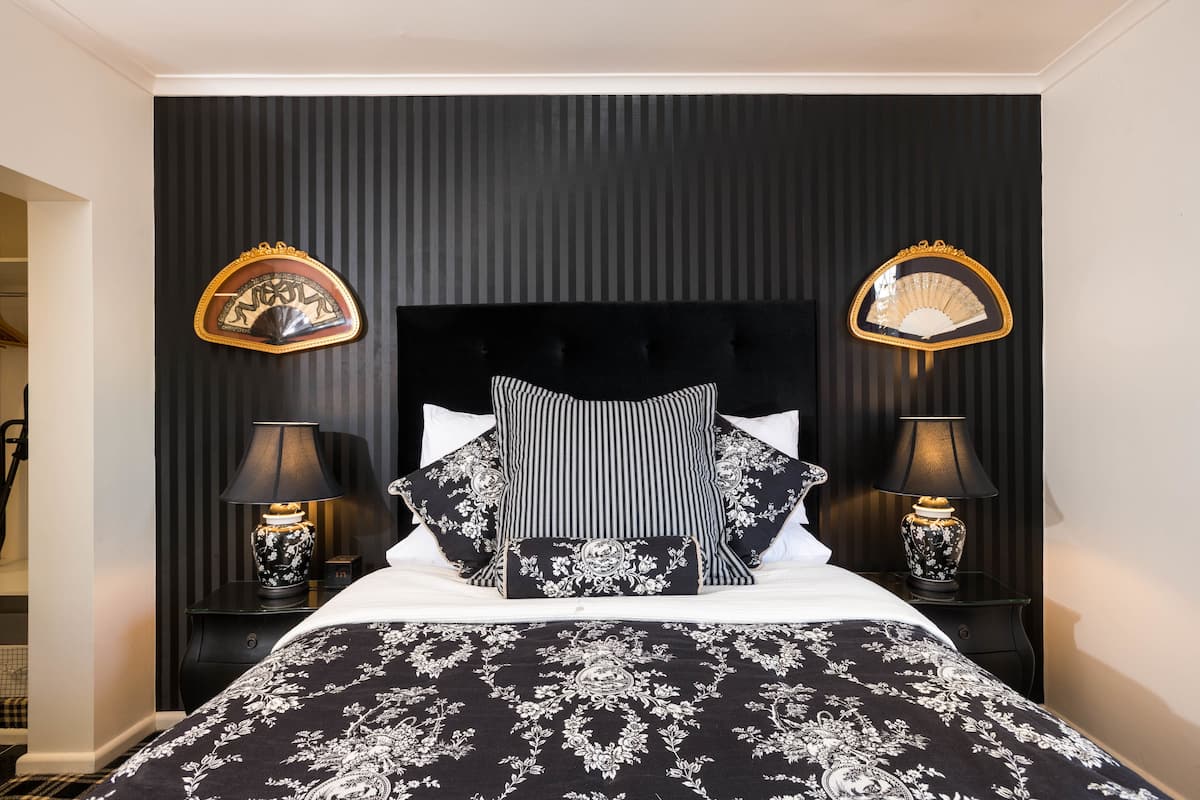 Departamento Prestigio, 1 cama Queen size | Ropa de cama de alta calidad, escritorio y insonorización