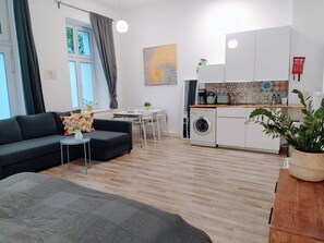 A modern apartment with a living area, kitchenette, and a washing machine. - Friedrichshain studio 4 quiet guests only (Berlin)