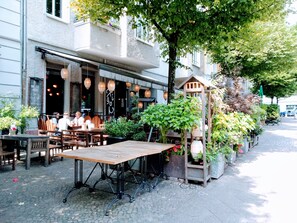 Outdoor dining - Modern studio apartment in Friedrichshain (Berlin)