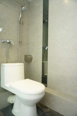 Camera familiare | Bagno | Doccia, set di cortesia gratuito, asciugacapelli, pantofole