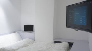 Double Room, 1 Double Bed | Desk, soundproofing, iron/ironing board, free WiFi