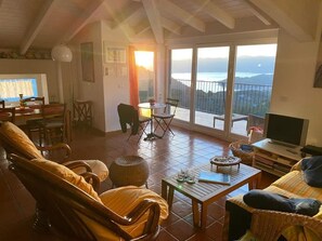 Télévision, lecteur de DVD, livres, chaîne hi-fi