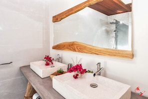 Free toiletries, hair dryer, towels - Charming waterfront villa, labeled "4 * tourism furnished" (Le robert)