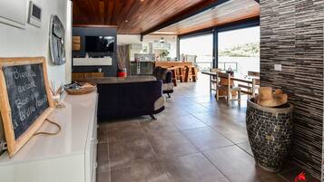 Télévision, livres, chaßne hi-fi