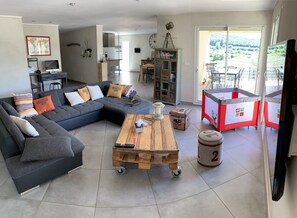 TV connectée, table de tennis de table, livres, vidéothèque