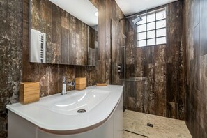 Douche, sèche-cheveux, serviettes fournies, papier toilette