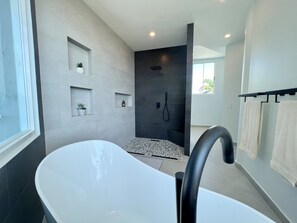 Een douche, een haardroger, handdoeken