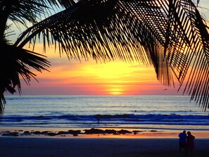 Vlak bij het strand, ligstoelen aan het strand, strandlakens
