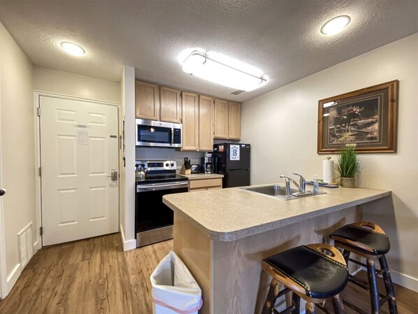 Fridge, microwave, oven, stovetop - Inn Building Condo#113 - Ground Level, Pool Side (Garden City)