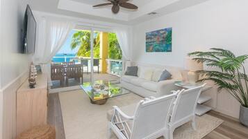 Condo, 2 Bedrooms | Ruang tamu