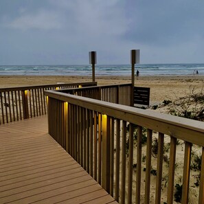En la playa, camastros y toallas de playa 