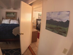 2 bedrooms, in-room safe, desk, iron/ironing board - Charming Cottage Cottage, San Diego CA (San Diego)