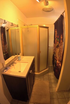Shower, hair dryer, towels, soap - Charming Cottage Cottage, San Diego CA (San Diego)