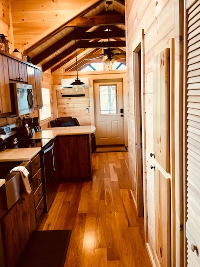 Romantic Getaway! 15 min to Lake Lure / Chimney Rock / 45 Min Blue Ridge Parkway