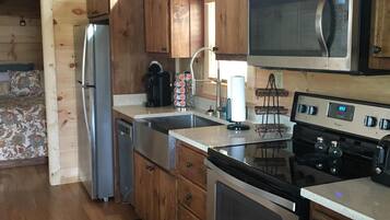 Jääkaappi, mikroaaltouuni, uuni, liesi