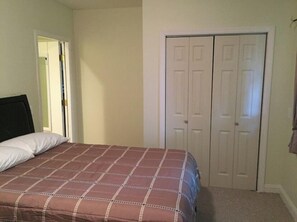 1 bedroom, desk, iron/ironing board, WiFi - 1 BR located 5 minutes away from St Joseph & Hackensack Hospital. 15 min to NYC  (Paterson)