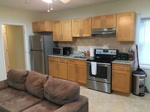 Viehättävä uusi huoneisto sijaitsee minuutin päässä NYC: stä. Nukkuu 6 vierasta