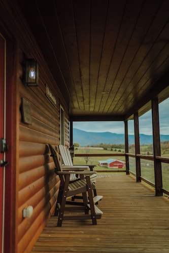 Cozy Cabin with Beautiful Mountain Views Near Shenandoah National Park in Luray