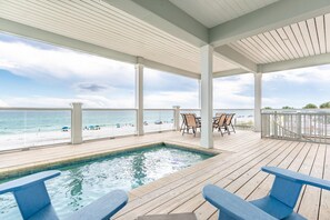 Una piscina al aire libre, una piscina climatizada