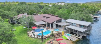NY POOL MED TANNING DECK OCH VARMTUB, PRIVATE SANDY BEACH SLEEPS 30
