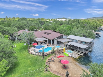 SLEEPS 30 Chilled and heated pool, private beach with kayaks and paddle boards