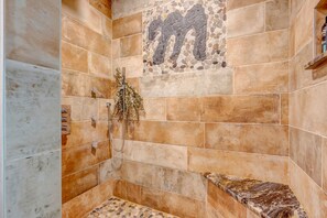 Ensemble douche/baignoire, sèche-cheveux, serviettes fournies, savon