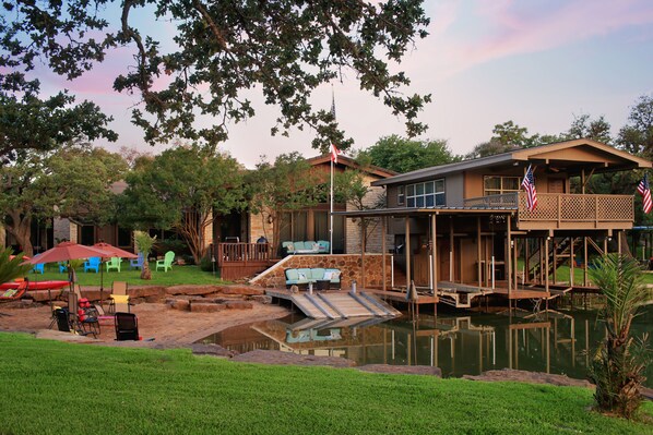 Exterior - SLEEPS 30 Chilled and heated pool, private beach with kayaks and paddle boards (Kingsland)