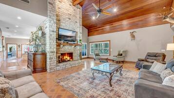 Smart TV, chimenea, estéreo