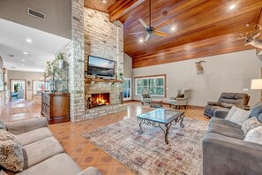 Smart TV, fireplace, stereo - SLEEPS 30 Chilled and heated pool, private beach with kayaks and paddle boards (Kingsland)