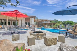 Outdoor dining - SLEEPS 30 Chilled and heated pool, private beach with kayaks and paddle boards (Kingsland)