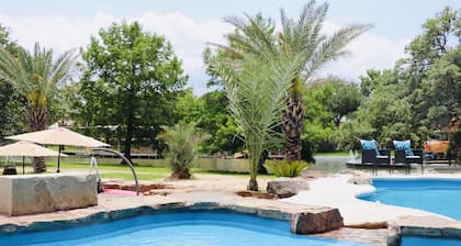 SLEEPS 30 Chilled and heated pool, private beach with kayaks and paddle boards