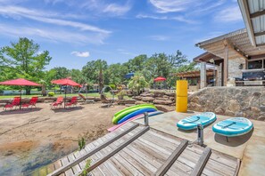 Outdoor dining - SLEEPS 30 Chilled and heated pool, private beach with kayaks and paddle boards (Kingsland)