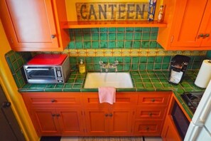 Kühlschrank, Mikrowelle, Herdplatte, Wasserkocher mit Kaffee-/Teezubehör