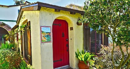 Charming Red Cottage Blocks zum Strand und Dorf