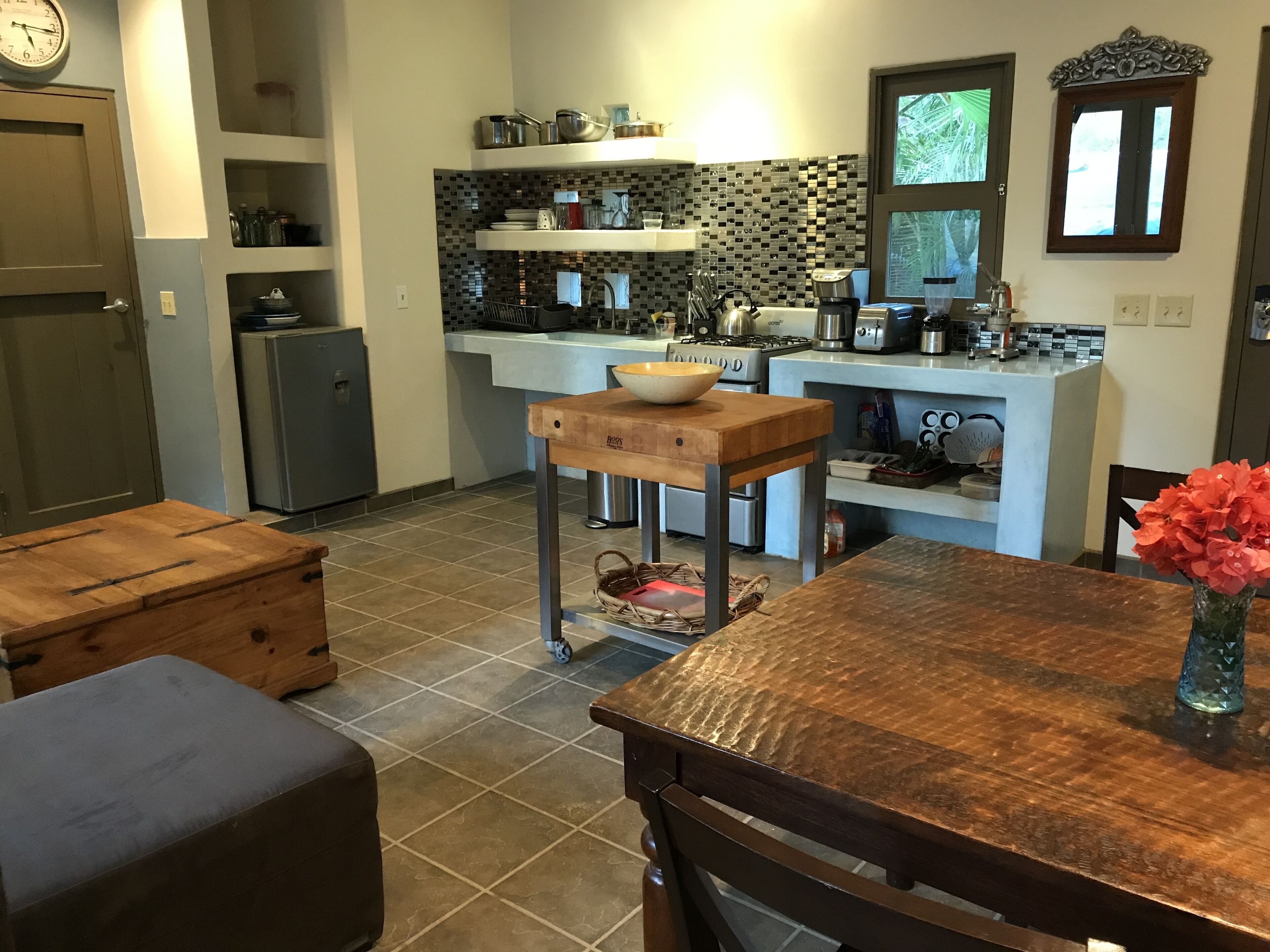 Kühlschrank, Ofen, Herdplatte, Wasserkocher mit Kaffee-/Teezubehör