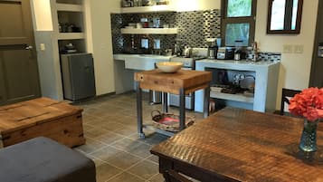 KĂŒhlschrank, Ofen, Herdplatte, Wasserkocher mit Kaffee-/Teezubehör